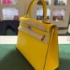 Hermès Kelly 25 Sellier second hand del 2022 stampa U in pelle Epsom colore yellow ( giallo )