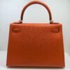 Hermès Kelly 28 sellier veau pellame epsom second hand del 2020  seriale D color Orange ( arancio )con hardware dorato parziali pellicole