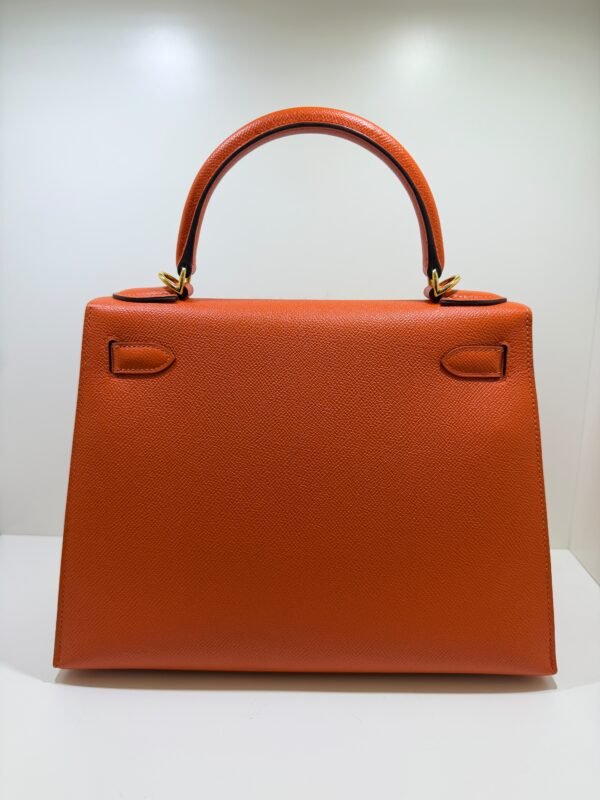 Hermès Kelly 28 sellier veau pellame epsom second hand del 2020  seriale D color Orange ( arancio )con hardware dorato parziali pellicole