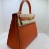 Hermès Kelly 28 sellier veau pellame epsom second hand del 2020  seriale D color Orange ( arancio )con hardware dorato parziali pellicole