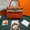 Hermès Kelly 28 sellier veau pellame epsom second hand del 2020  seriale D color Orange ( arancio )con hardware dorato parziali pellicole