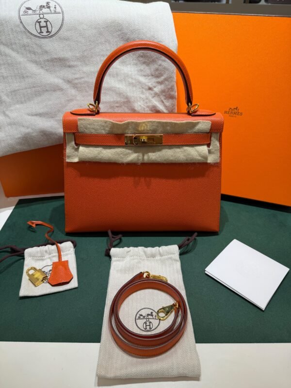 Hermès Kelly 28 sellier veau pellame epsom second hand del 2020  seriale D color Orange ( arancio )con hardware dorato parziali pellicole