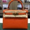 Hermès Kelly 28 sellier veau pellame epsom second hand del 2020  seriale D color Orange ( arancio )con hardware dorato parziali pellicole