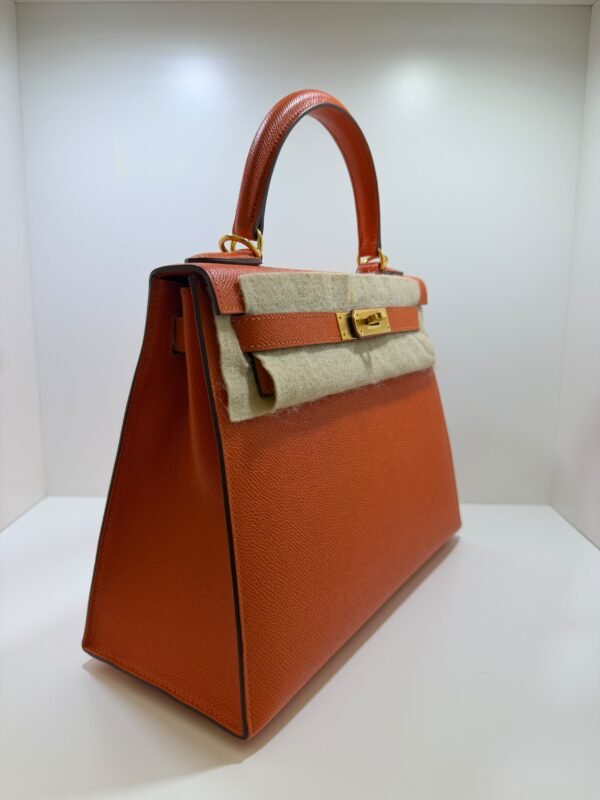 Hermès Kelly 28 sellier veau pellame epsom second hand del 2020  seriale D color Orange ( arancio )con hardware dorato parziali pellicole