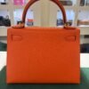 Hermès Kelly 28 sellier veau pellame epsom second hand del 2020  seriale D color Orange ( arancio )con hardware dorato parziali pellicole