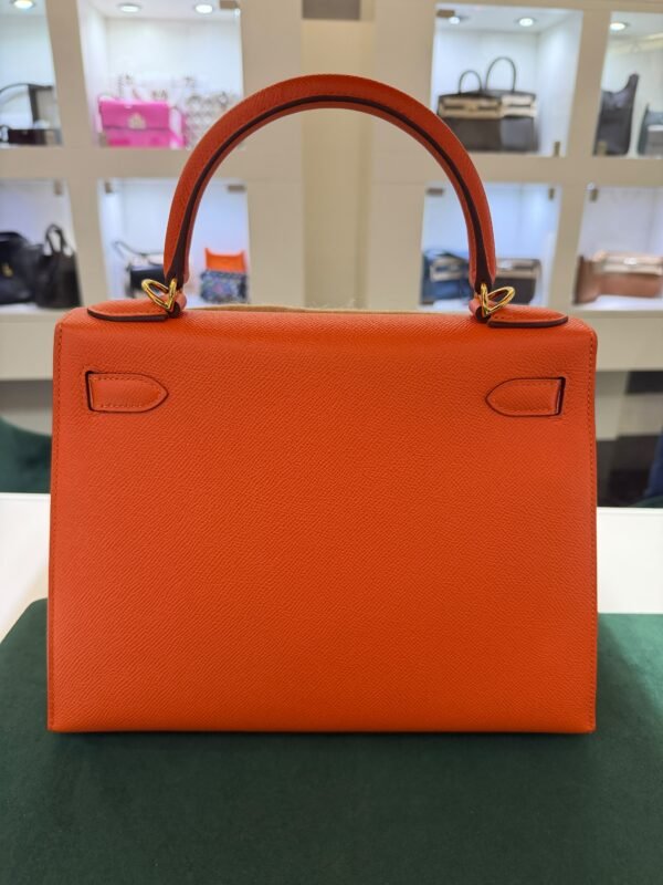 Hermès Kelly 28 sellier veau pellame epsom second hand del 2020  seriale D color Orange ( arancio )con hardware dorato parziali pellicole