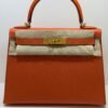 Hermès Kelly 28 sellier veau pellame epsom second hand del 2020  seriale D color Orange ( arancio )con hardware dorato parziali pellicole