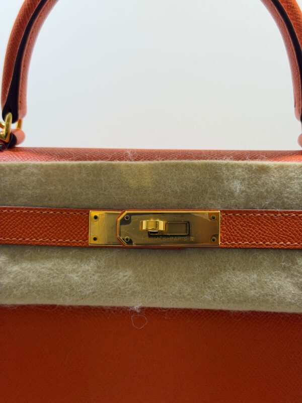 Hermès Kelly 28 sellier veau pellame epsom second hand del 2020  seriale D color Orange ( arancio )con hardware dorato parziali pellicole