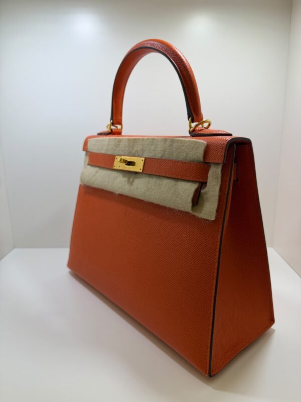 Hermès Kelly 28 sellier veau pellame epsom second hand del 2020  seriale D color Orange ( arancio )con hardware dorato parziali pellicole