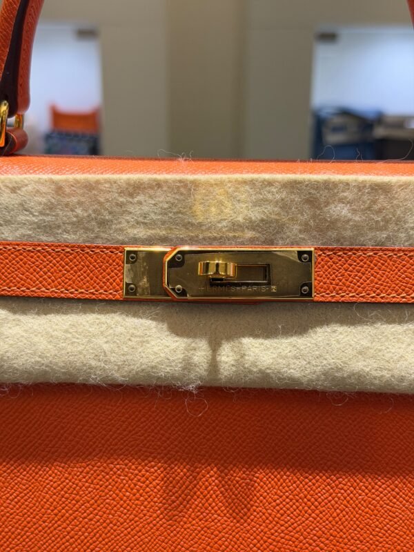 Hermès Kelly 28 sellier veau pellame epsom second hand del 2020  seriale D color Orange ( arancio )con hardware dorato parziali pellicole