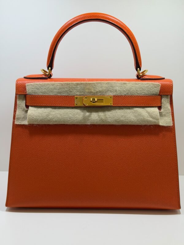 Hermès Kelly 28 sellier veau pellame epsom second hand del 2020  seriale D color Orange ( arancio )con hardware dorato parziali pellicole