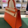 Hermès Kelly 28 sellier veau pellame epsom second hand del 2020  seriale D color Orange ( arancio )con hardware dorato parziali pellicole