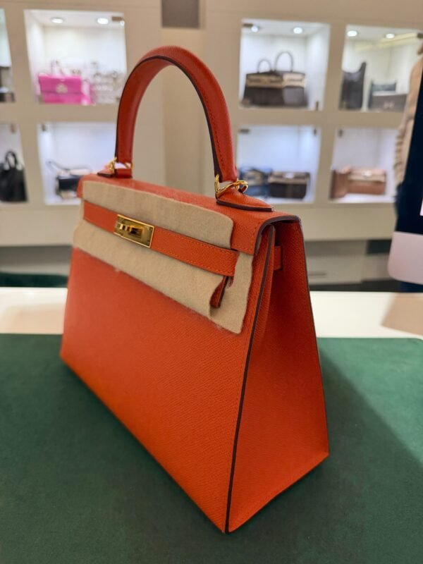 Hermès Kelly 28 sellier veau pellame epsom second hand del 2020  seriale D color Orange ( arancio )con hardware dorato parziali pellicole
