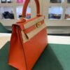 Hermès Kelly 28 sellier veau pellame epsom second hand del 2020  seriale D color Orange ( arancio )con hardware dorato parziali pellicole