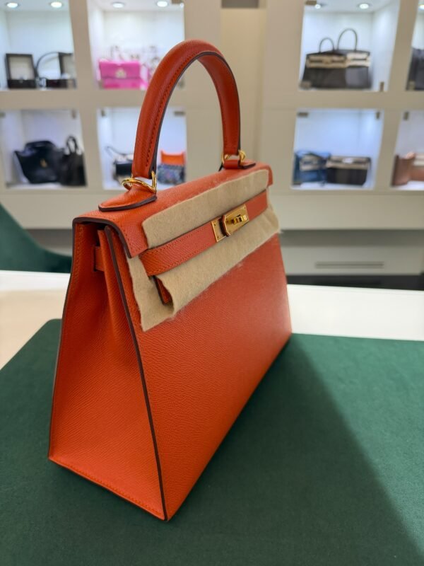 Hermès Kelly 28 sellier veau pellame epsom second hand del 2020  seriale D color Orange ( arancio )con hardware dorato parziali pellicole