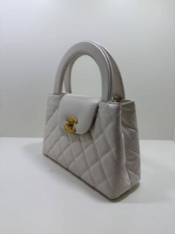 CHANEL Mini Kelly ( Mini Shopping Bag Kelly ) colore bianco panna Pelle di Vitello Hardware Oro del 2023